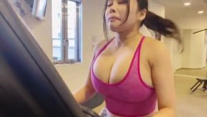 Mion Hazuki running in the gymn