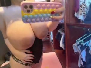 Big tits Youyoulama filming herself in the mirror
